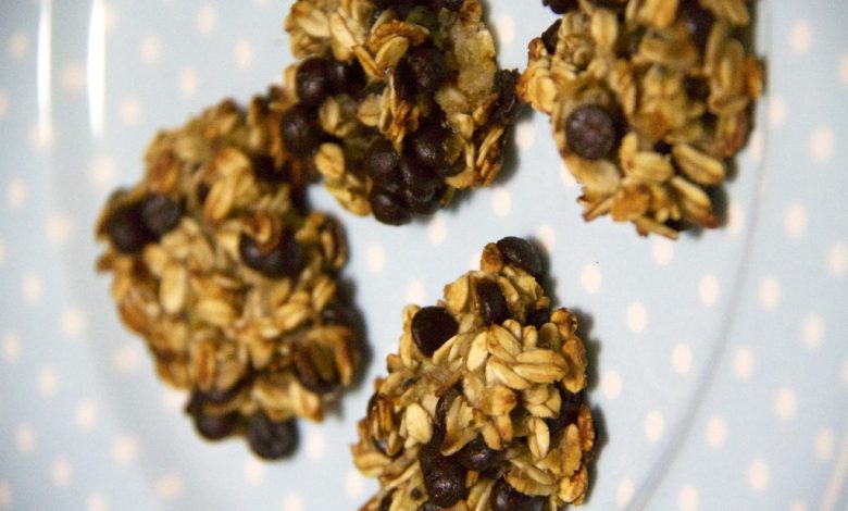 Photo of LEICHTE KEKSE IN 5 MINUTEN mit Hafer, Banane und Schokoladenstückchen