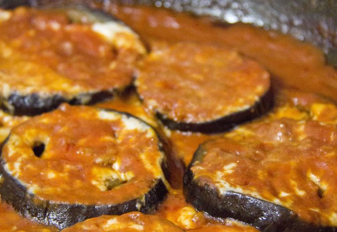 Photo of HELLE AUBERGINE PARMIGIANA in einer PFANNE