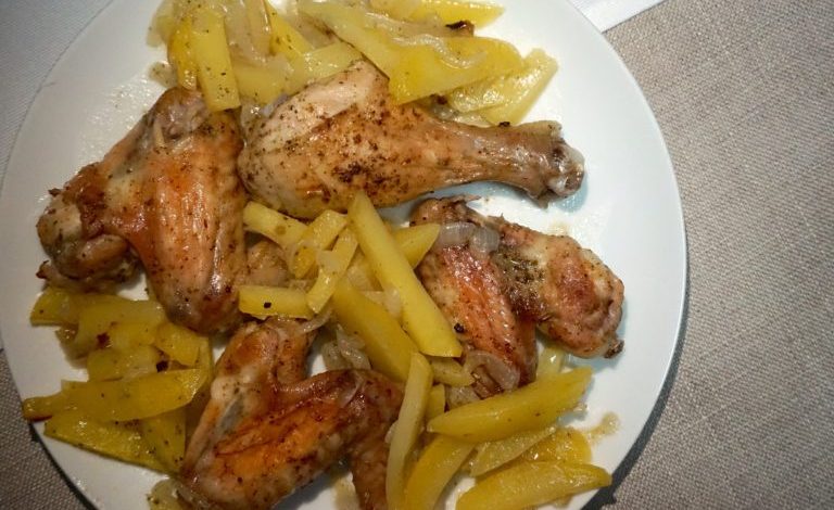 Photo of GEBACKENES HÄHNCHEN MIT KARTOFFELN UND ZWIEBELN | einfach und lecker