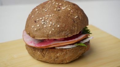 Photo of SCHWARZES BURGER-Sandwich | geräucherter Schinken, Rüben, Brie und Sellerieblätter