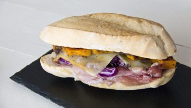 Photo of BAGUETTE mit ROHEM SCHINKEN, KÜRBIS, PURPURKOHL und MAROILLES