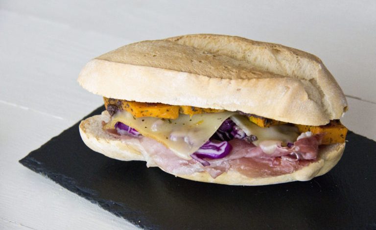 Photo of BAGUETTE mit ROHEM SCHINKEN, KÜRBIS, PURPURKOHL und MAROILLES