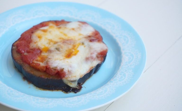 Photo of LEICHTE AUBERGINEN-Pizzen aus der Pfanne in 15 Minuten | vegetarisches Rezept