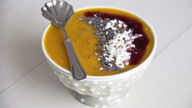Photo of KÜRBISCREME mit Wurst, Feta und Beeren | einfach und lecker