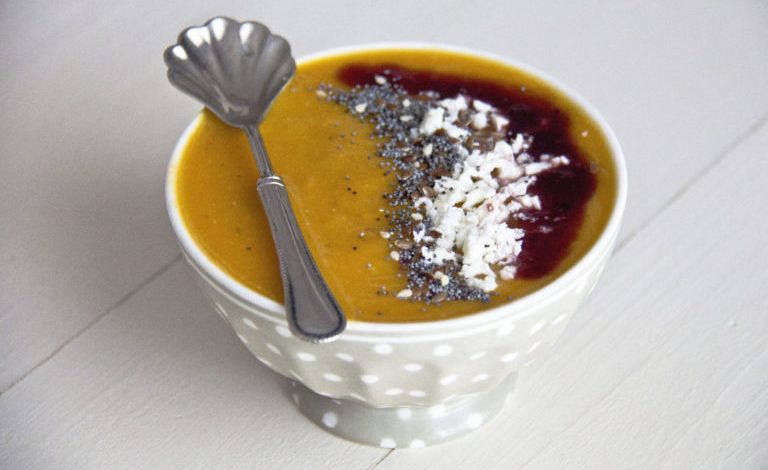 Photo of KÜRBISCREME mit Wurst, Feta und Beeren | einfach und lecker