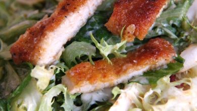 Photo of Ausgefallener Salat mit Tzatziki und Hähnchenschnitzelstücken