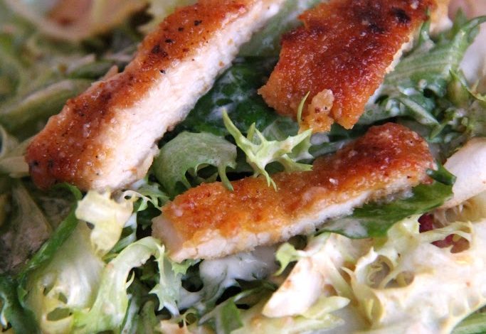 Photo of Ausgefallener Salat mit Tzatziki und Hähnchenschnitzelstücken