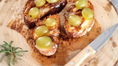 Photo of SÜSSE BRUSCHETTE mit Weintrauben, Käse und karamellisierten Zwiebeln