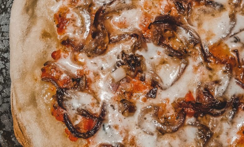 Photo of 12-STUNDEN-PIZZA mit karamellisierten Zwiebeln, Sardellen und Hemmentaler