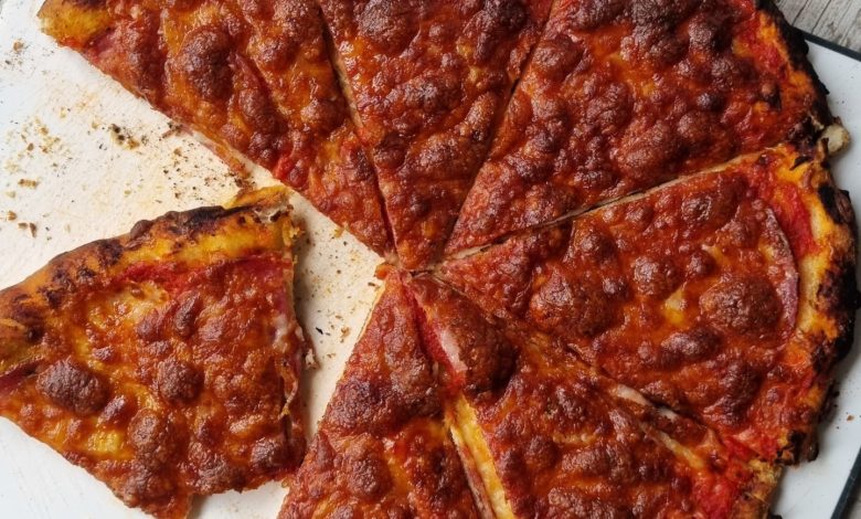 Photo of DÜNNE UND KNUSPRIGE PIZZA IM CHICAGO-STIL