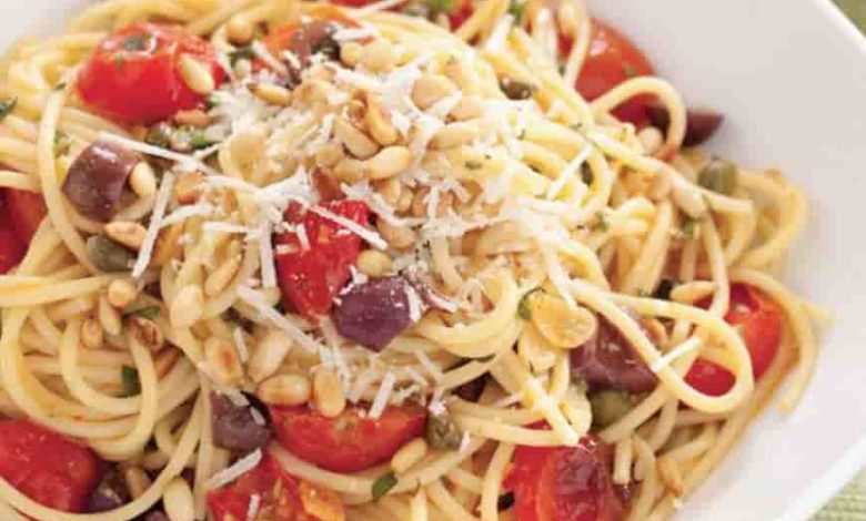 Photo of “SPAGHETTI MIT KIRSCHTOMATEN, OLIVEN, KAPERN UND KIEFERMUTTERN”