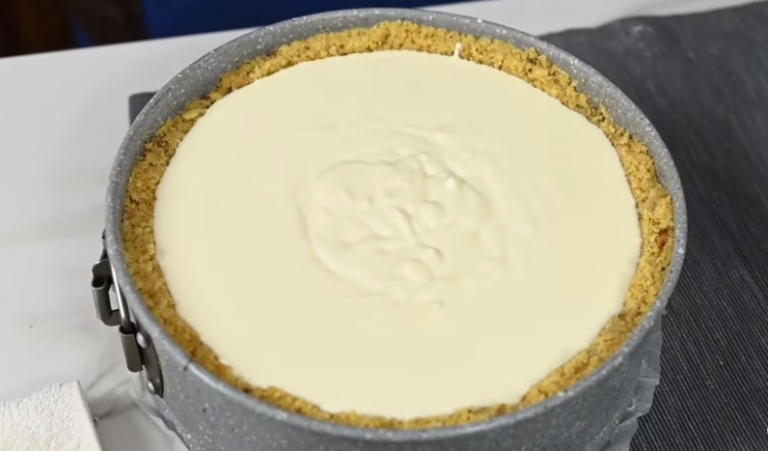 Photo of QUARKKUCHEN MIT KEKSBODEN UND ERDBEEREN