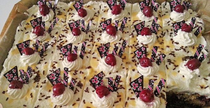Photo of KIRSCH EIERLIKÖR BLECHKUCHEN MIT SCHMAND SAHNE