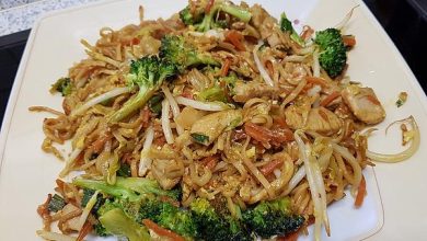 Photo of Chinesisch gebratene Nudeln mit Hühnchenfleisch, Gemüse und Ei