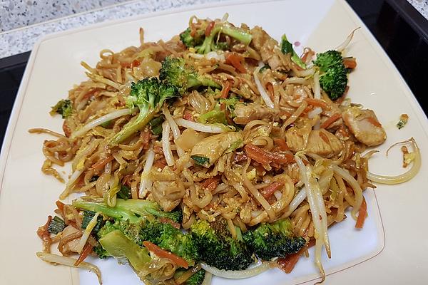 Photo of Chinesisch gebratene Nudeln mit Hühnchenfleisch, Gemüse und Ei