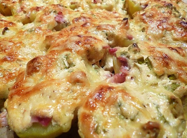 Photo of Belegte Ofenkartoffeln (Pellkartoffeln mit Speck, Schmand und Käse überbacken)