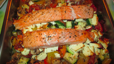 Photo of Low-Carb-Lachs mit mediterranem Ofengemüse und Feta