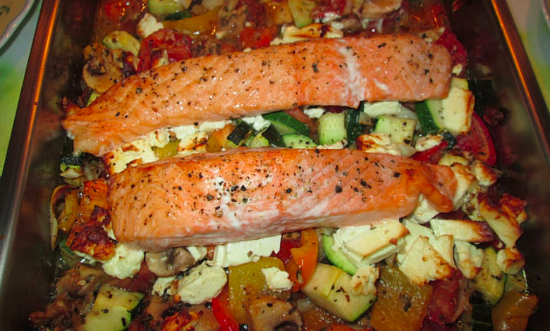 Photo of Low-Carb-Lachs mit mediterranem Ofengemüse und Feta