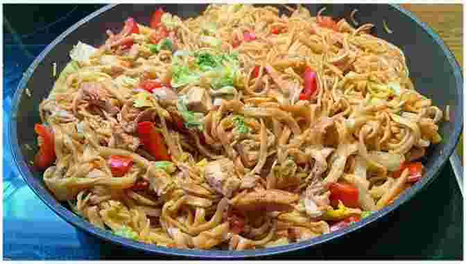 Photo of Asiapfanne mit Eiernudeln