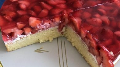 Photo of Erdbeerkuchen mit Paradiescreme/ Schmand und frischer Sahne