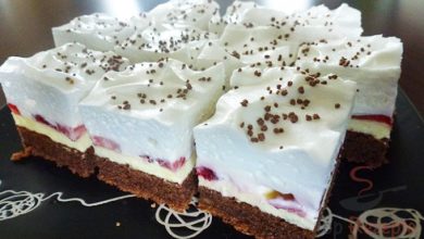 Photo of Schokoladenkuchen mit Erdbeeren, Vanillecreme und Schlagsahne