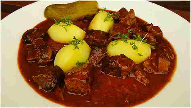 Photo of Gulasch, wie Bekommst Du die Soße so schön Dunkel?