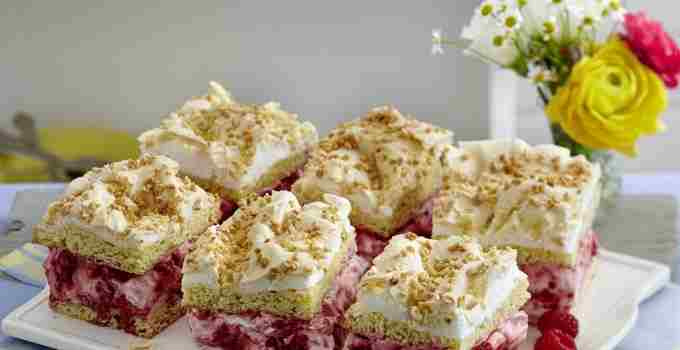 Photo of Mandelkuchen mit Baiser und Himbeersahne