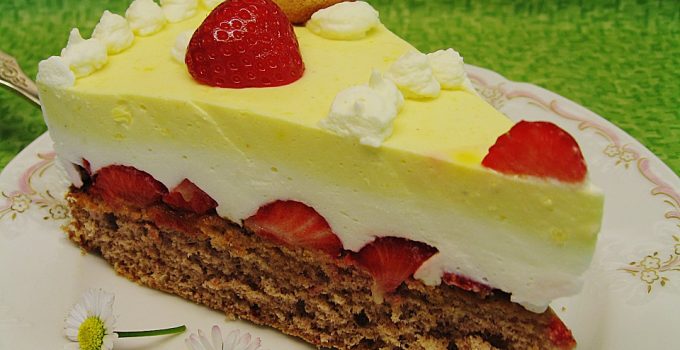 Photo of Erdbeertorte (mit Kakaobiskuit und Joghurt, für eine runde 26 cm Springform oder quadratische Springform 24 x 24 cm)