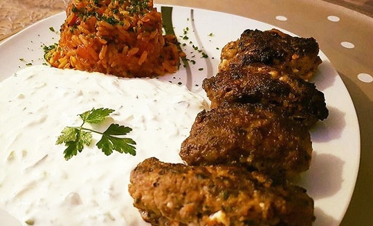 Photo of Bifteki mit Tomatenreis und Tzatziki