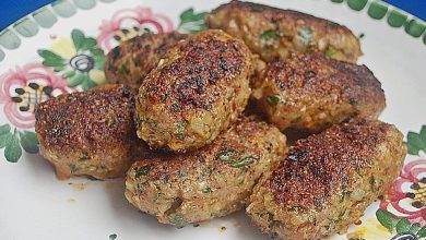 Photo of Türkische Hackröllchen mit Gurkenjoghurt und Salat – Einfach Nur Lecker