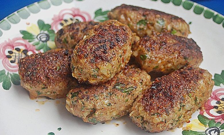 Photo of Türkische Hackröllchen mit Gurkenjoghurt und Salat – Einfach Nur Lecker