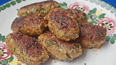 Photo of Türkische Hackröllchen mit Gurkenjoghurt und Salat