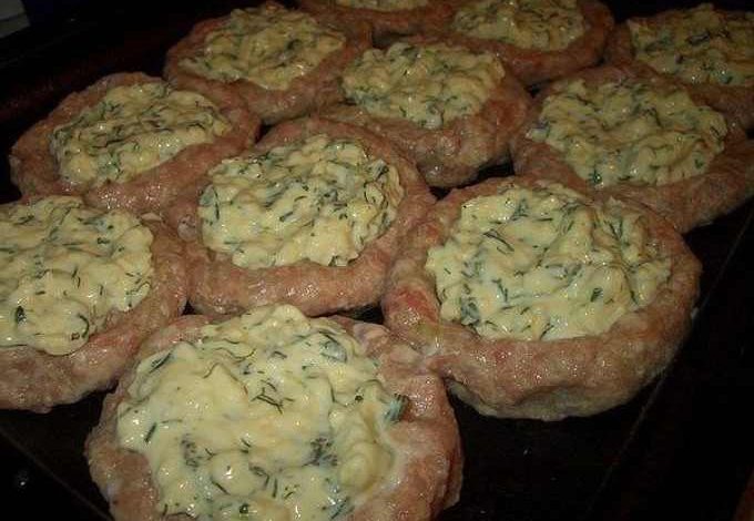 Photo of Hackfleisch-Nester mit Käse-Füllung aus dem Backofen