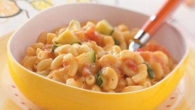 Photo of Gemüse-Nudeln wird mit Zwiebeln, Paprika und Tomaten