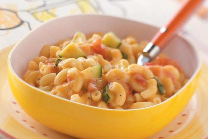 Photo of Gemüse-Nudeln wird mit Zwiebeln, Paprika und Tomaten