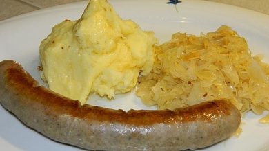 Photo of Bratwurst mit Sauerkraut und Kartoffeln