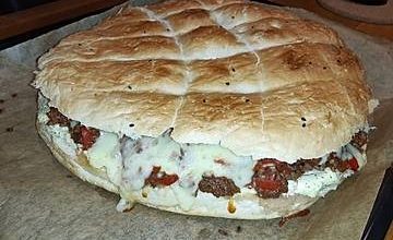 Photo of Fladenbrot mit Hackfleisch aus dem Backofen