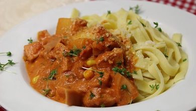 Photo of Wurstgulasch mit Bandnudeln