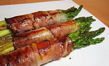 Photo of Gebratener grüner Spargel im knusprigen Speckmantel