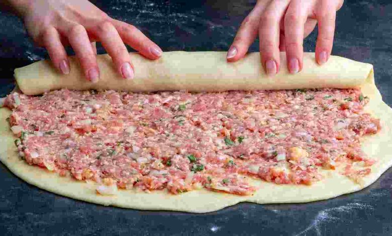 Photo of Teig eingerollt mit Hackfleisch